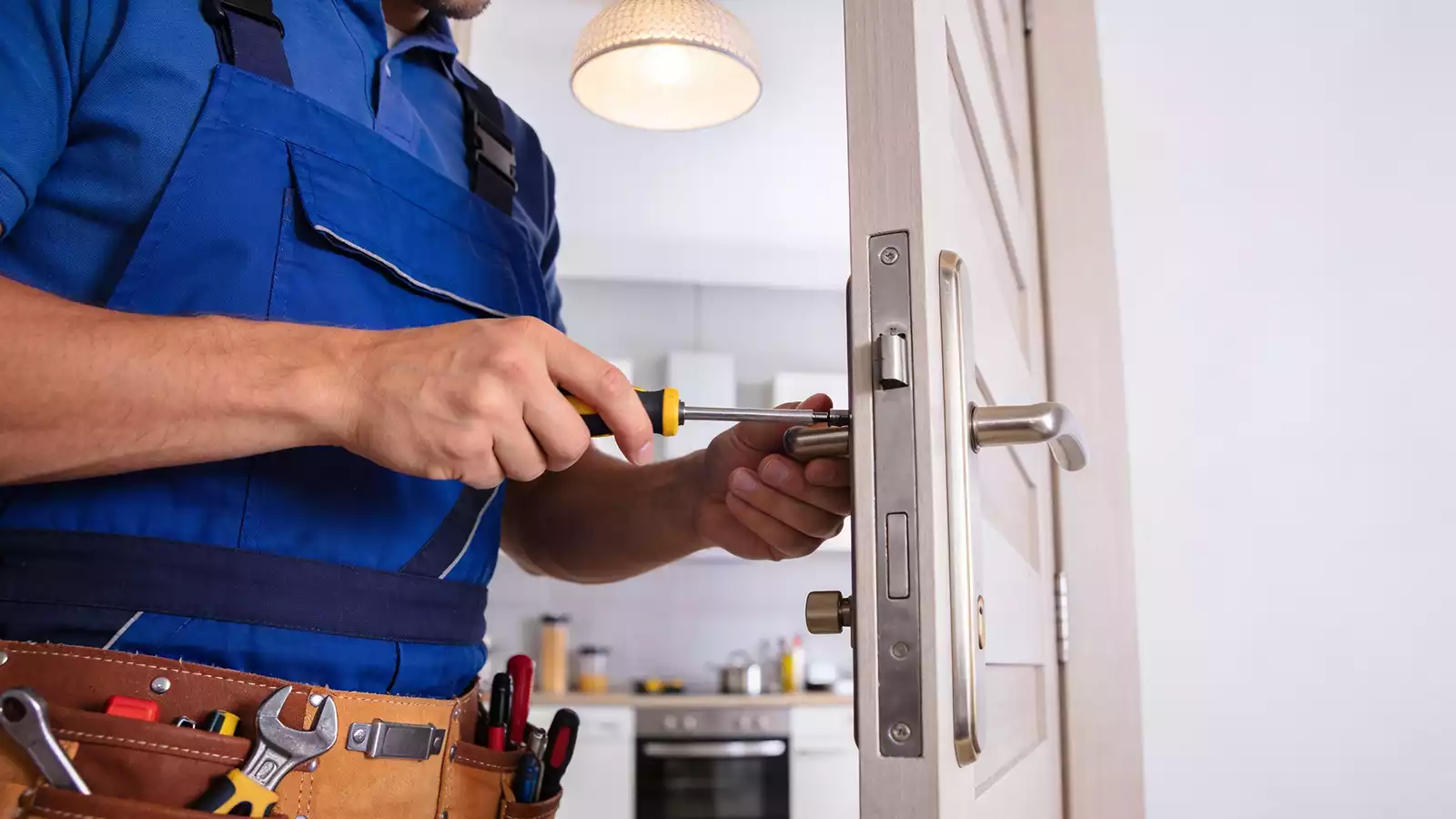 Handwerker führt eine kleine Reparatur in einem Wohn- oder Geschäftsgebäude durch